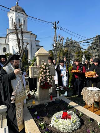 PS Ieronim slujind la Mănăstirea Ghighiu