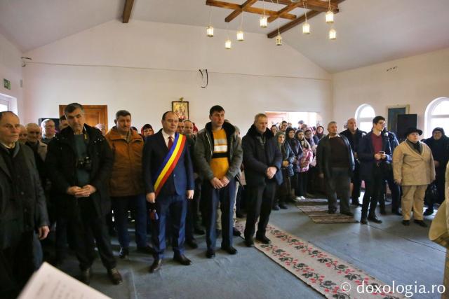 credincioși la slujbă