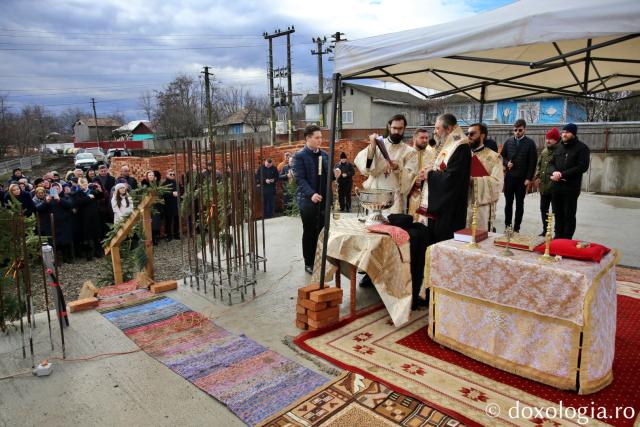 PS Nichifor Botoșăneanul sfințește piatra de temelia