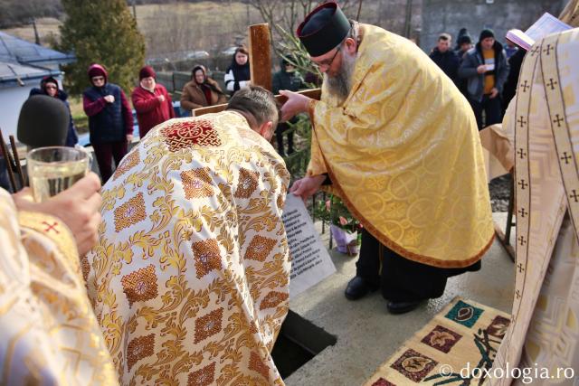 Preoți așază piatra de temelie