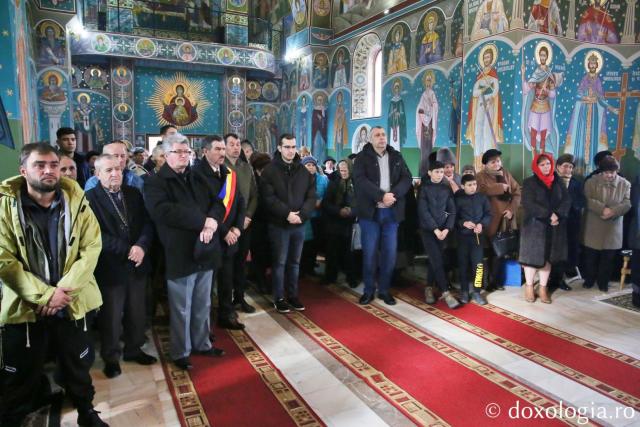 Sfânta Liturghie, credincioși la Răducăneni
