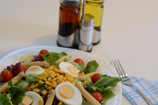 Salată cu ou și porumb
