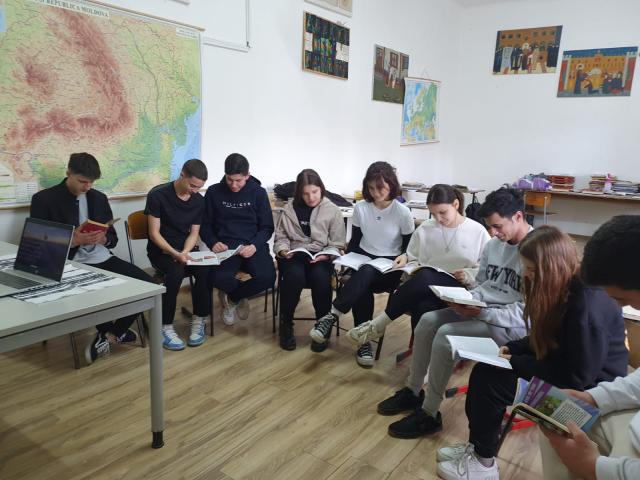elevi seminariști lectură