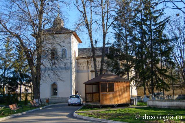 Slujire arhierească la Parohia „Sfinţii Arhangheli” din Pașcani