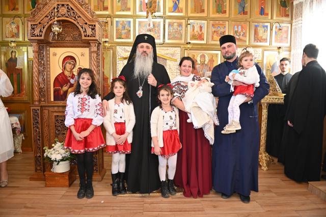 IPS Teofan împreună cu o familie de preot