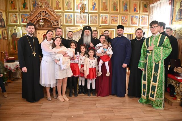 IPS Teofan împreună cu o familie de preot