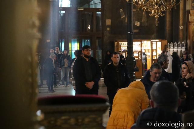 Credincioși la Sfânta Liturghie