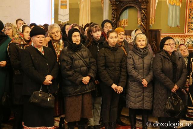 credincioși la liturghie