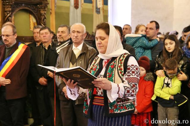 citirea apostolului, femeie citind Apostolul