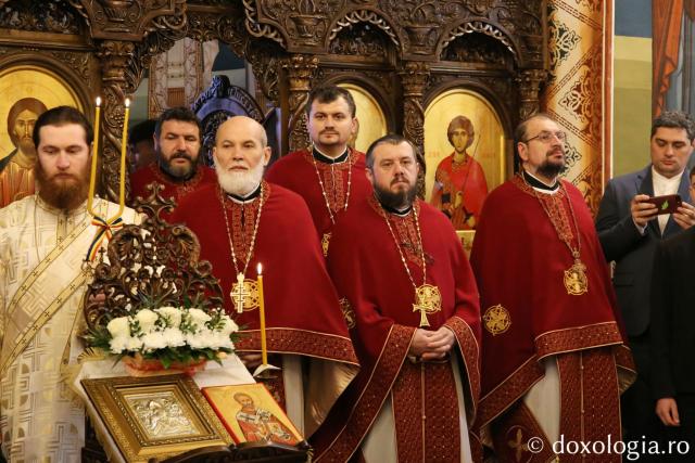 preoți la Sfânta Liturghie
