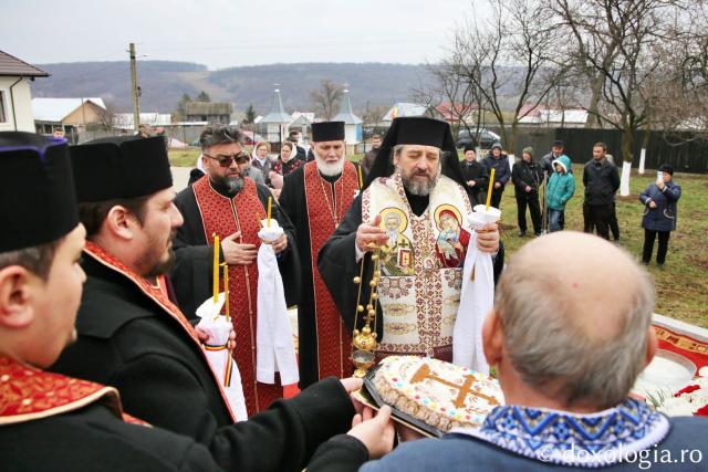 Sfințirea monumentului din Vlădiceni