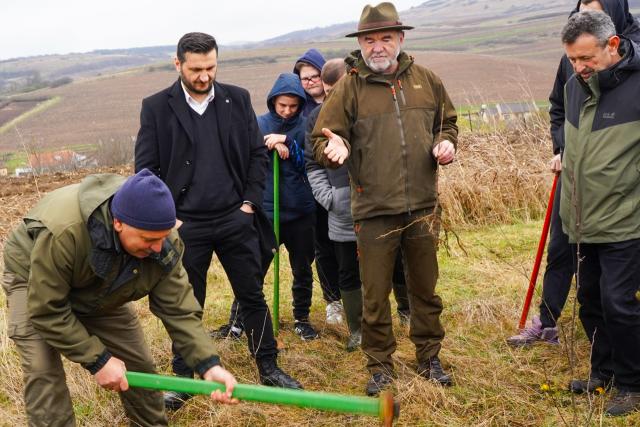 Ziua Mondială a Plantațiilor Forestiere, marcată de ASCOR Alba Iulia și Seminarul Teologic prin sădirea a 300 de puieți forestieri