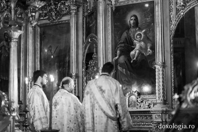 (Foto) „Bucură-te, Mireasă, pururea Fecioară!” - Denia Acatistului Bunei Vestiri la Catedrala Mitropolitană din Iași