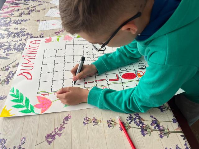 Duminica Floriilor, prilej de bucurie pentru copiii din Hangu, județul Neamț