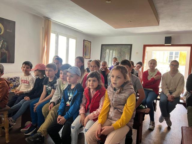 Duminica Floriilor, prilej de bucurie pentru copiii din Hangu, județul Neamț