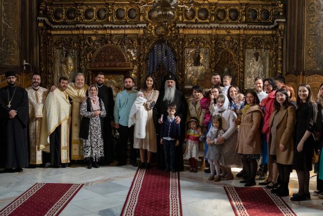 Pruncul Ioan a primit „haină luminoasă” | Fiul lui Alexandru și al Ioanei Dumitrașcu, mama care a trecut prin criză de sarcină, a fost botezat