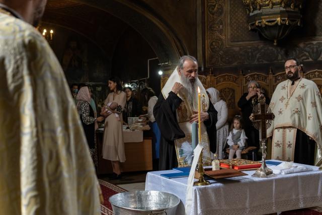 Pruncul Ioan a primit „haină luminoasă” | Fiul lui Alexandru și al Ioanei Dumitrașcu, mama care a trecut prin criză de sarcină, a fost botezat