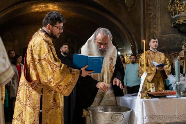 Pruncul Ioan a primit „haină luminoasă” | Fiul lui Alexandru și al Ioanei Dumitrașcu, mama care a trecut prin criză de sarcină, a fost botezat