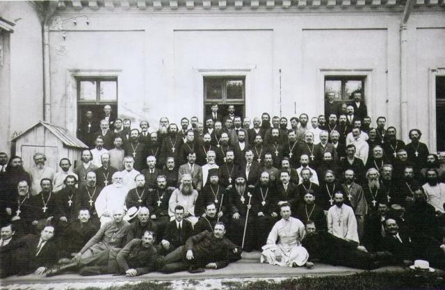 Anii 1930: Clerul Basarabiei. La stânga Mitropolitului Gurie Grosu se află Pr. Al. Baltaga.