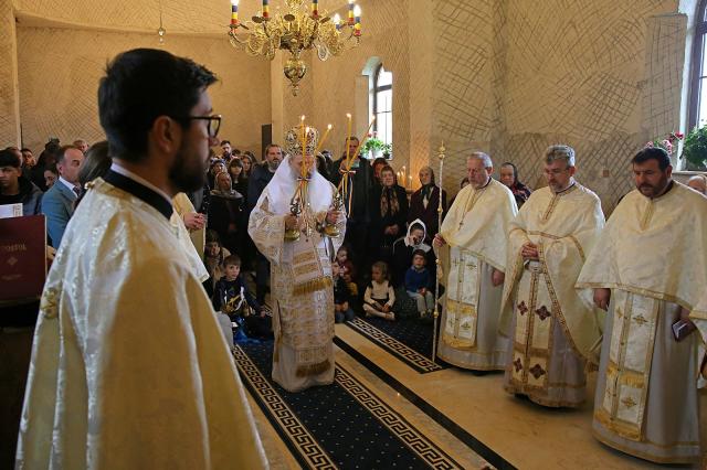 Bucurie în comunitatea de la Curagău: Slujbă arhierească și Taina Sfântului Botez pentru cel mai nou membru al parohiei