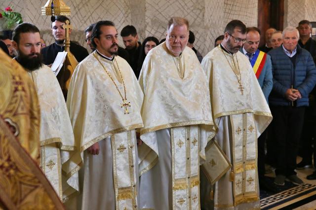 Bucurie în comunitatea de la Curagău: Slujbă arhierească și Taina Sfântului Botez pentru cel mai nou membru al parohiei