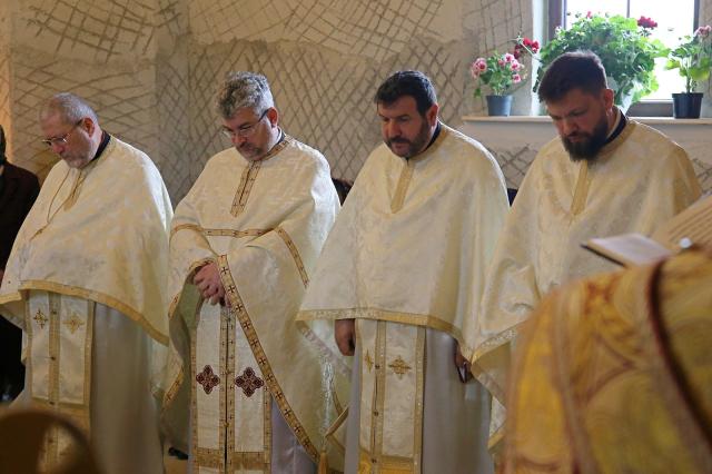 Bucurie în comunitatea de la Curagău: Slujbă arhierească și Taina Sfântului Botez pentru cel mai nou membru al parohiei