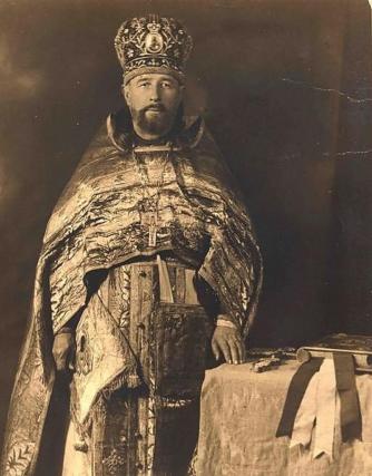 Părintele Alexandru Baltaga cu mitră de stavrofor