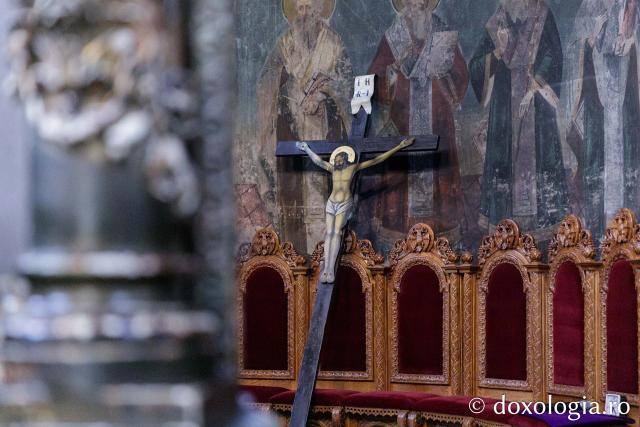 Denia celor 12 evanghelii la Mănăstirea Frumoasa din Iași