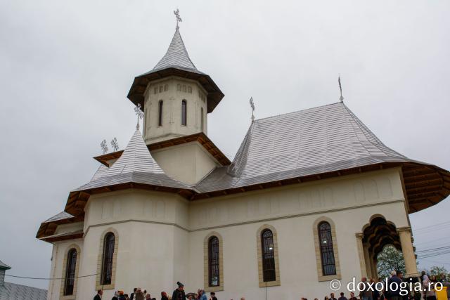 Sfințirea bisericii „Sfinții Împărați Constantin și Elena” din Ruseni - Borlești