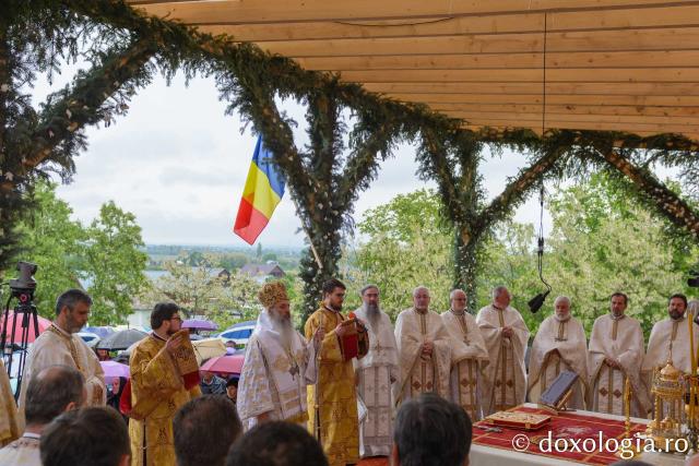 Sfințirea bisericii „Sfinții Împărați Constantin și Elena” din Ruseni - Borlești