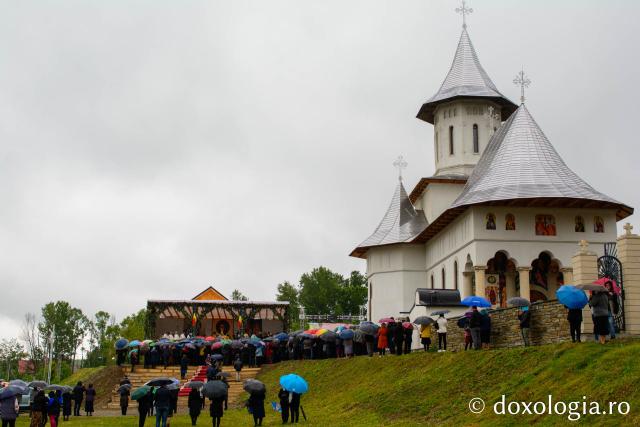 Sfințirea bisericii „Sfinții Împărați Constantin și Elena” din Ruseni - Borlești
