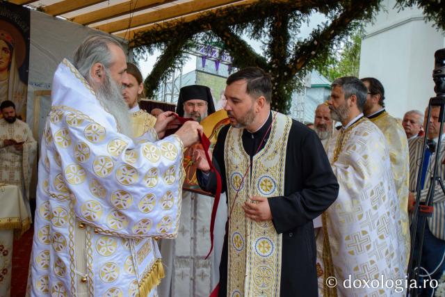 Sfințirea bisericii „Sfinții Împărați Constantin și Elena” din Ruseni - Borlești