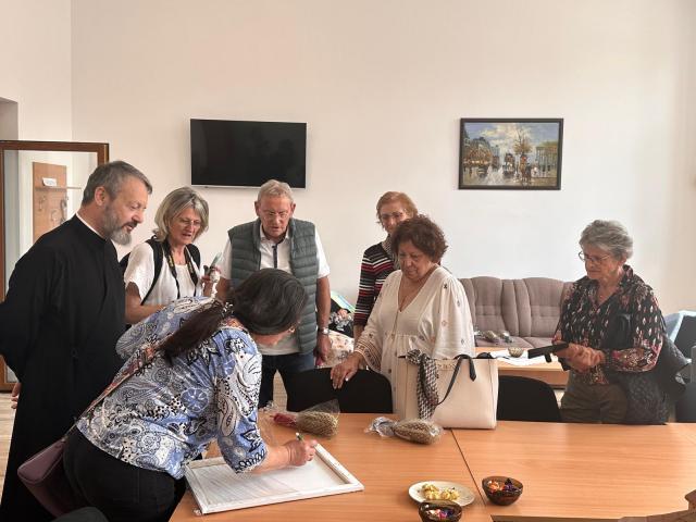 O delegație franceză vizitează Centrul de zi pentru persoane vârstnice „Samariteanul Milostiv” din Săvinești