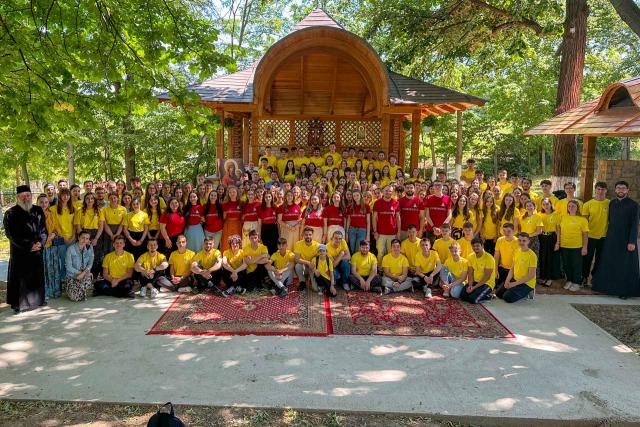 Seminar pentru voluntarii taberei din Pridvorul Satului, la Mănăstirea Bucium