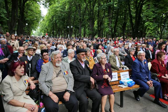 Familiile care au împlinit 50 de ani de căsătorie au fost binecuvântate de Mitropolitul Moldovei și Bucovinei