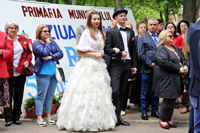 Familiile care au împlinit 50 de ani de căsătorie au fost binecuvântate de Mitropolitul Moldovei și Bucovinei