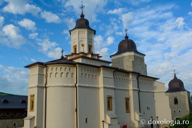 Biserica Mănăstirii Bârnova a primit haina cea nouă a sfințirii