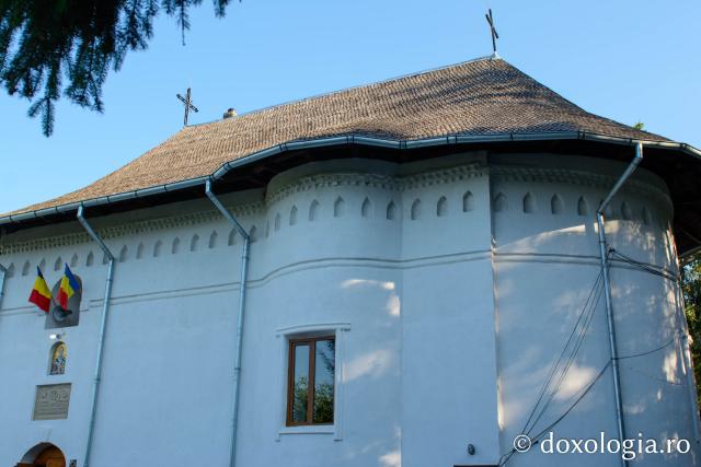 Binecuvântare arhierească la hramul Mănăstirii Lacuri - Hârlău