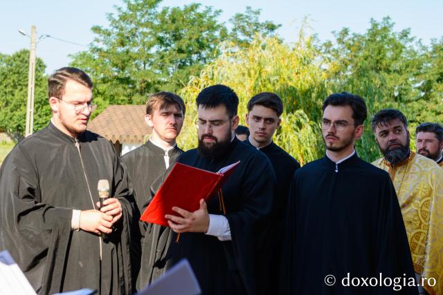 Pictura bisericii „Sfinții Apostoli Petru și Pavel” din cartierul botoșanean ANL Cișmea a fost sfințită