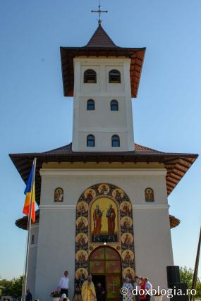 Pictura bisericii „Sfinții Apostoli Petru și Pavel” din cartierul botoșanean ANL Cișmea a fost sfințită