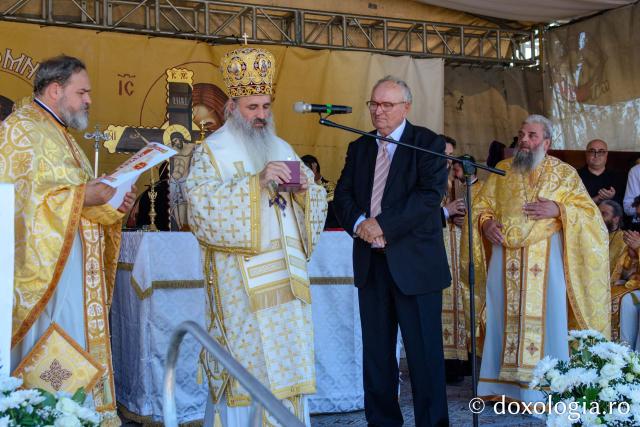 Pictura bisericii „Sfinții Apostoli Petru și Pavel” din cartierul botoșanean ANL Cișmea a fost sfințită