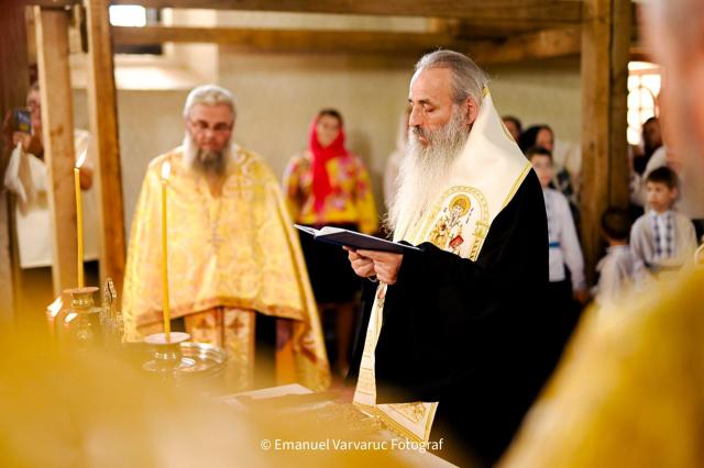 IPS Mitropolit Teofan a săvârșit Taina Botezului pentru cel de-al șaselea copil al familiei Hamburdă