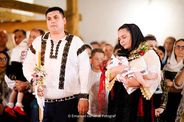 IPS Mitropolit Teofan a săvârșit Taina Botezului pentru cel de-al șaselea copil al familiei Hamburdă