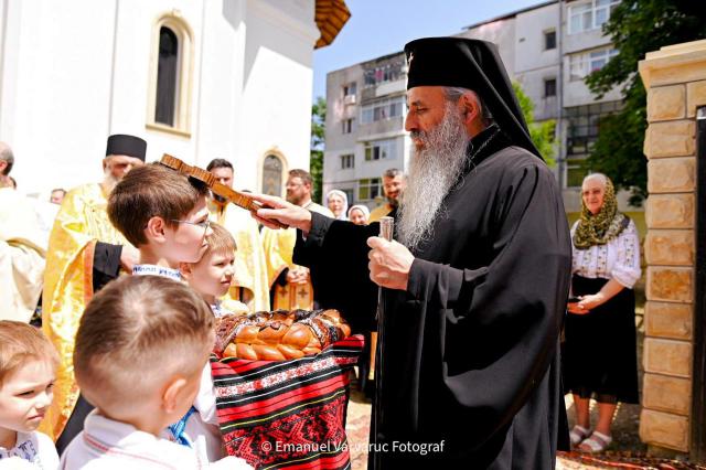 IPS Mitropolit Teofan a săvârșit Taina Botezului pentru cel de-al șaselea copil al familiei Hamburdă