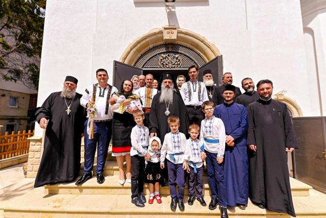 IPS Mitropolit Teofan a săvârșit Taina Botezului pentru cel de-al șaselea copil al familiei Hamburdă