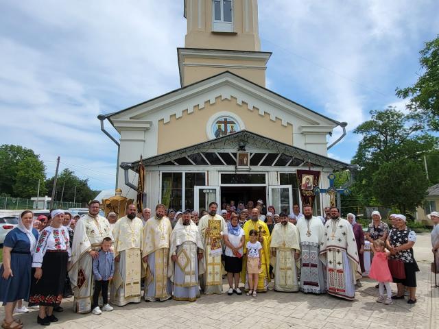 Moment de împreună-slujire la hramul Parohiei „Sfinții Împărați Constantin și Elena” din Cimișeni, Republica Moldova