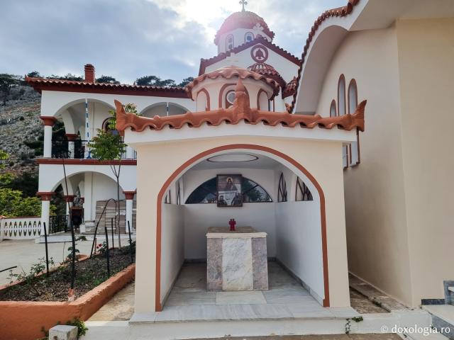 Mormântul Sfântului Cuvios Pahomie din Chios, duhovnicul Sfântul Ierarh Nectarie și al Sfântului Cuvios Antim