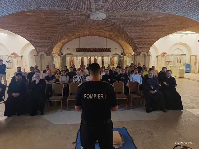Pompierii ieșeni, în mijlocul angajaților Centrului Eparhial Iași