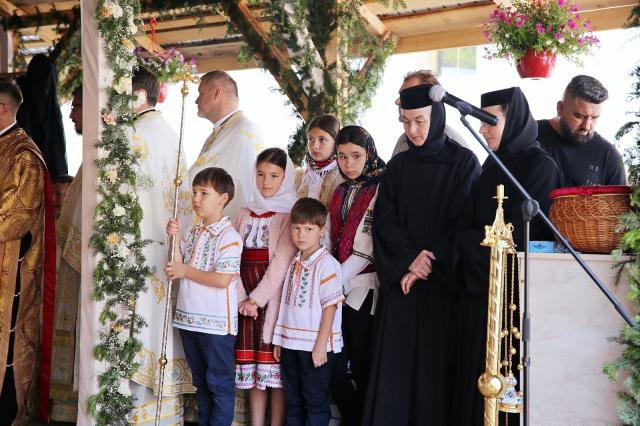 sfințire Biserica Mănăstirea Bisericani, credincioși la slujbă