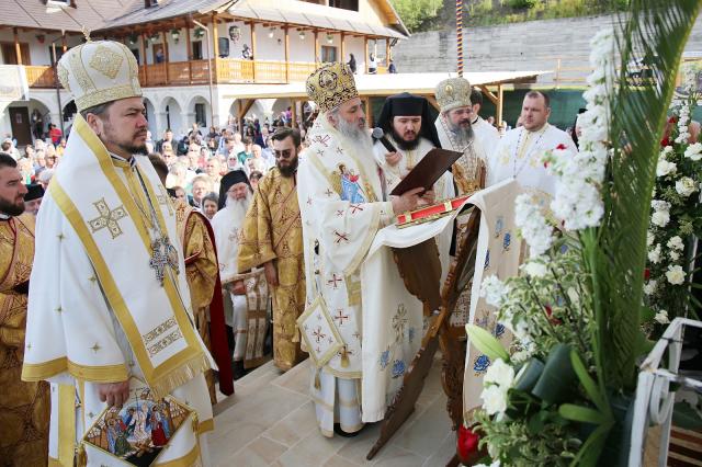sfințire Biserica Mănăstirea Bisericani, IPS Teofan, PS Veniamin, PS Macarie,